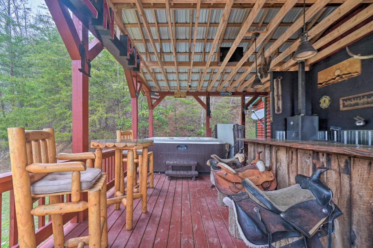 Sevierville Cabin With Outdoor Kitchen And Hot Tub! Exterior photo