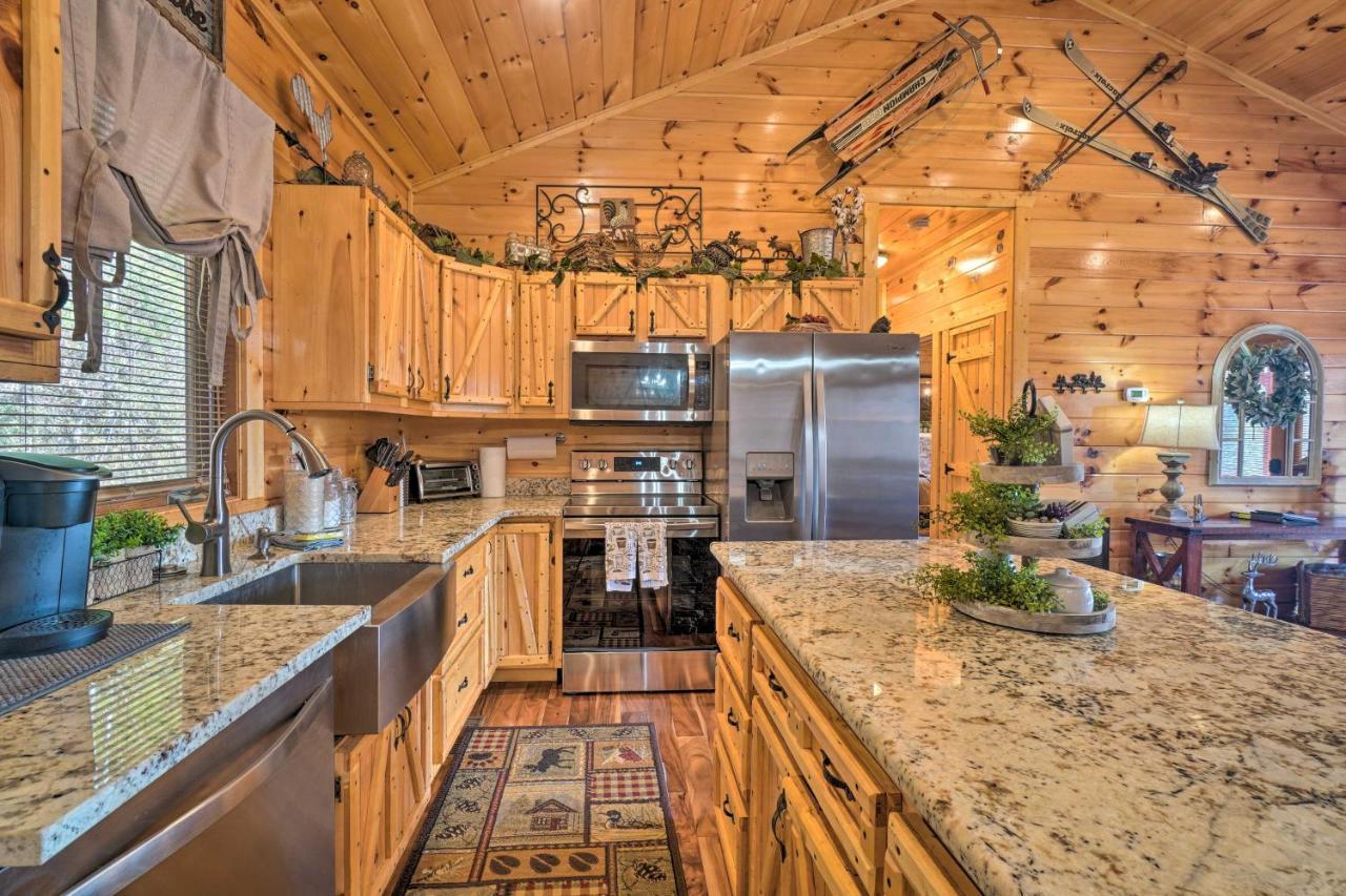 Sevierville Cabin With Outdoor Kitchen And Hot Tub! Exterior photo